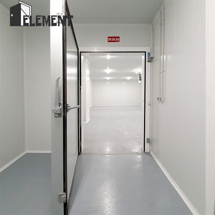 Vertical lift cold storage door (2)